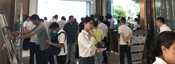 这个楼盘承包了9月热度！上周末售楼部就被挤爆了，而工作日了还是这种状态！
