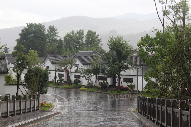 玛御谷温泉小镇雨天实景图