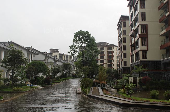 玛御谷温泉小镇雨天实景图